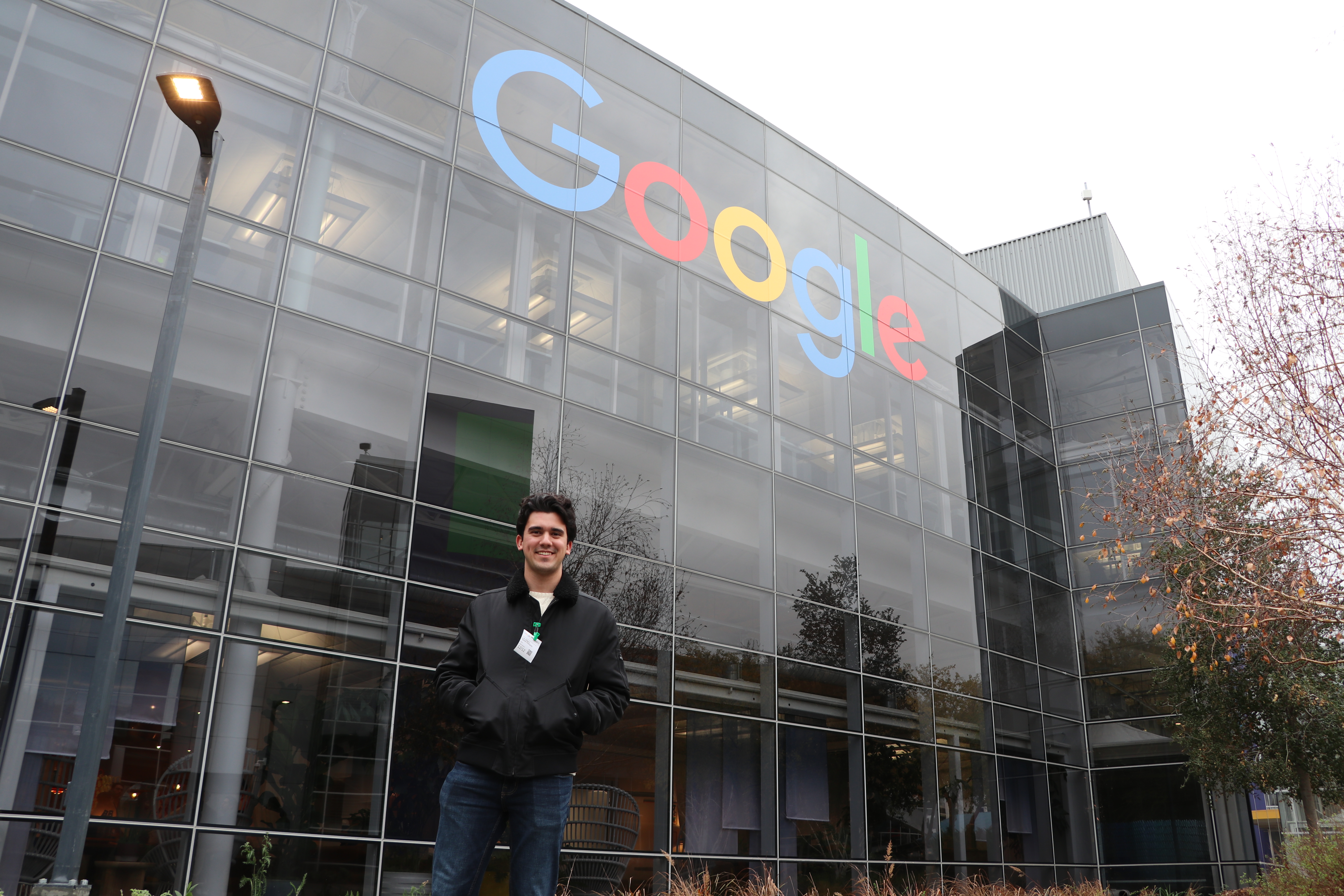 Luis Aguilar visitando Google HQ, Mountain View